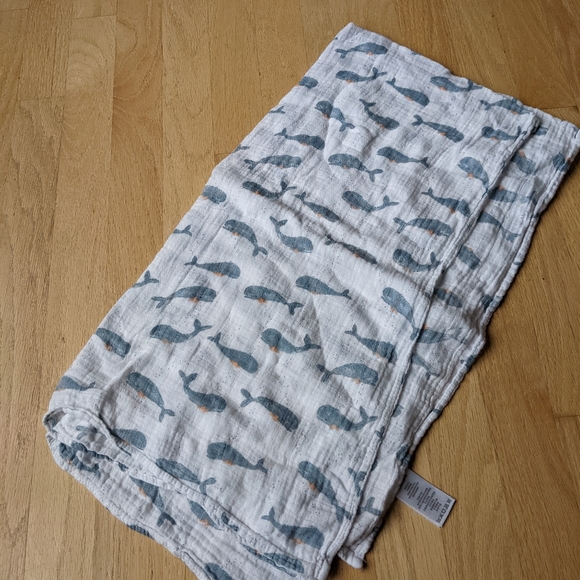 Angel Dear Whale Muslin swaddle - Picture 2 of 3